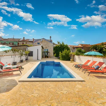Charming Family With Private Pool
