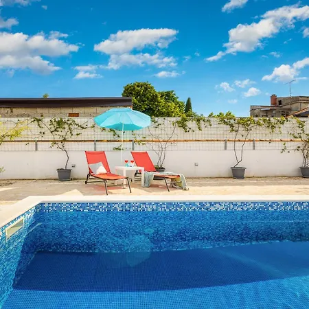 Charming Family With Private Pool